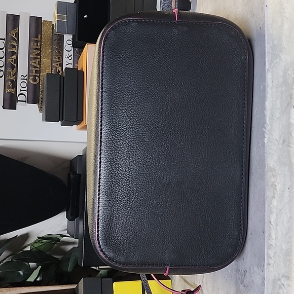 Louis Vuitton LockMe Noir - Picture 6 of 16